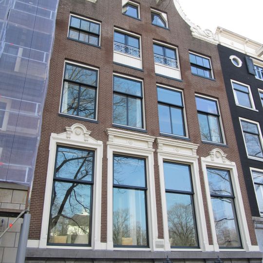 Huis met vier traveeën brede gevel onder brede klokvormige top