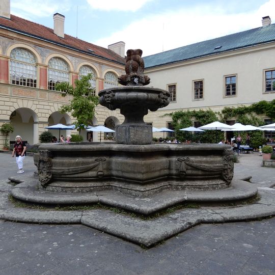 Kašna na nádvoří zámku v Častolovicích