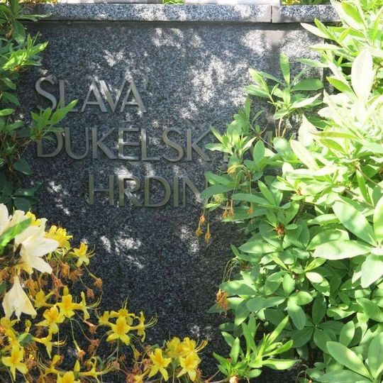 Pomník Dukelským hrdinům na náměstí v Nýrsku