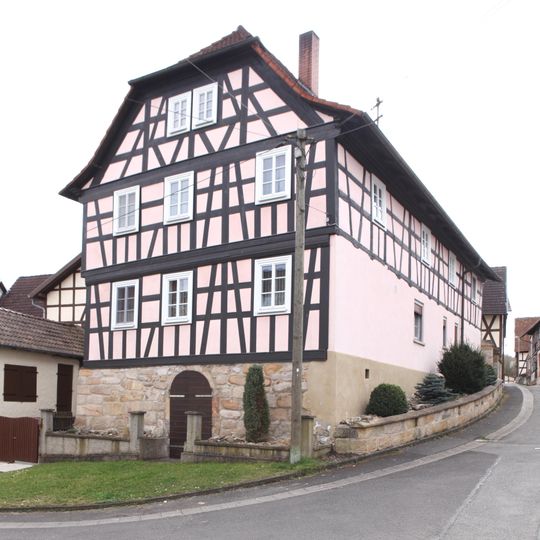 Zweigeschossiges Halbwalmdachhaus