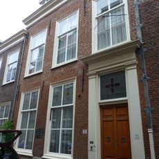 Pand met eenvoudige gevel, deur met pilasteromlijsting