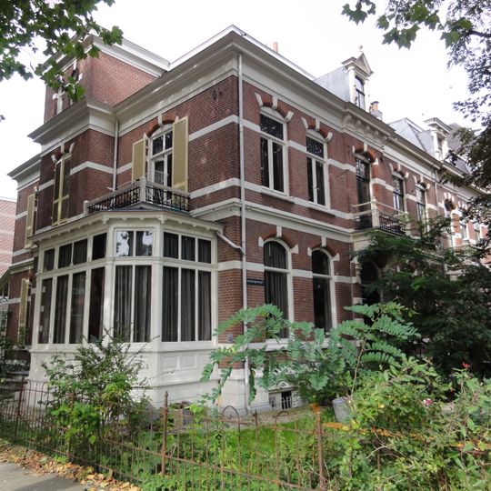 Blokvormig pand, bestaande uit twee gekoppelde herenhuizen