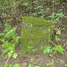 Pamětní kámen sesuvu skal 1938 v parku pod Stoličnou horou v Děčíně