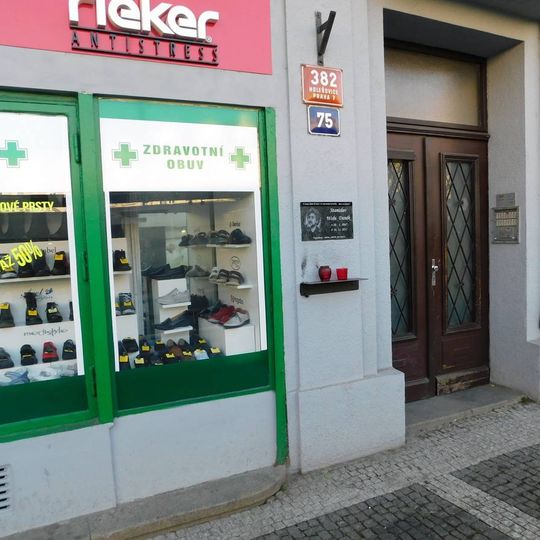 Pamětní deska Wabi Daňka na domě Milady Horákové 382/75 na Letné