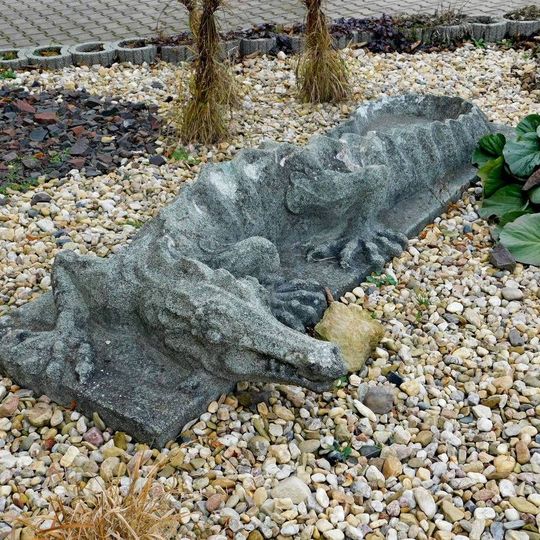 Socha draka před školou v Miletíně