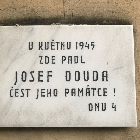 Pamětní deska Josefa Doudy na garáži domu U Ryšánky 808/12 v Braníku