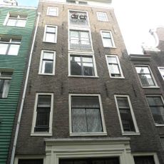 Pakhuis met gevel onder rechte lijst