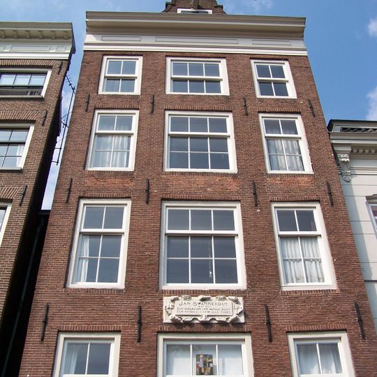 Pand met gevel onder rechte lijst en stenen topje