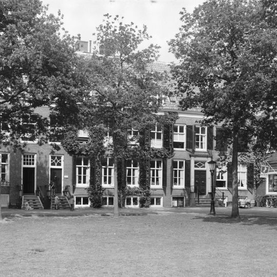 Pand met terugspringende sobere lijstgevel