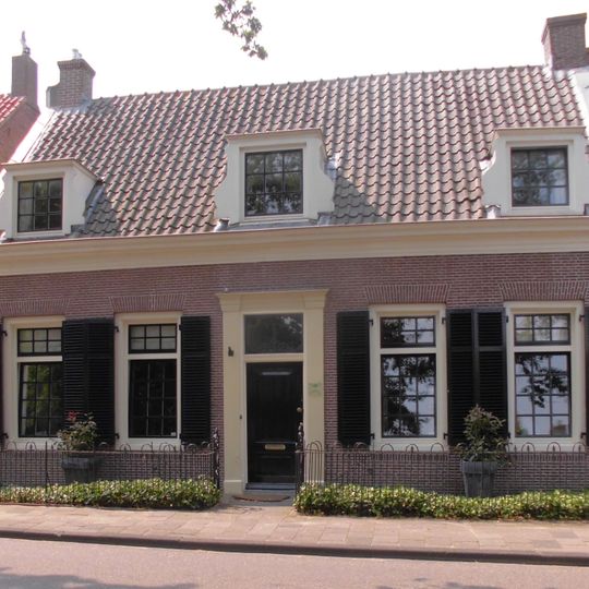 Verdiepingloos pand met lijstgevel aan de straatzijde. Zadeldak en zijtuitgevels.