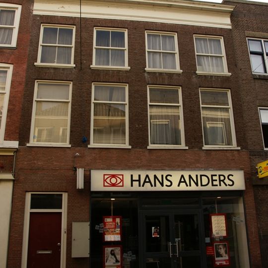 Huis met eenvoudige lijstgevel ter breedte van vier assen