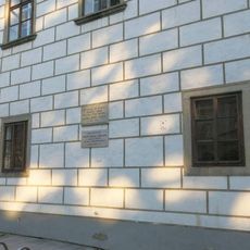 Pamětní desky Josefa Šusty a Mikuláše Rutarda na domě Masarykovo náměstí 111 v Třeboni