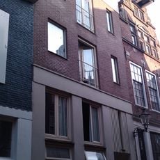 Huis met trapgevel bekroond door driehoekig fronton, in het fries gedateerd Anno 1661