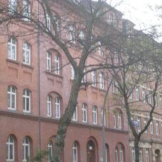 Mietshaus in geschlossener Bebauung mit Vorgarten Klarastraße 36