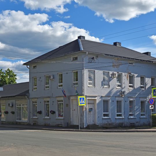 Здание банка с магазинами