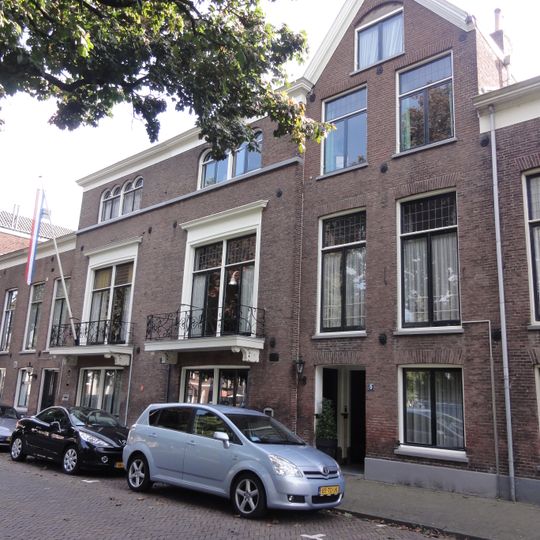 Sint Walburg 5, Tiel