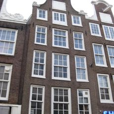 Pand met ingezwenkte halsgevel