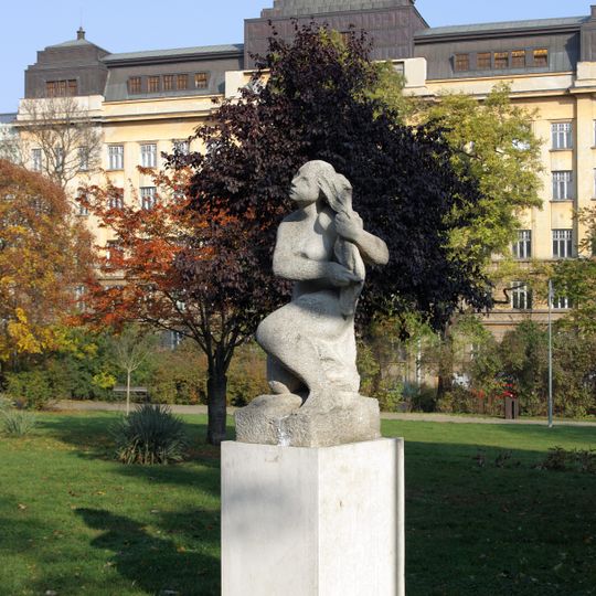 Česající se dívka