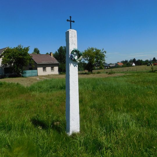 Kříž u silnice na Křepiny v Dolním Městě