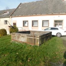 Kašna u bývalého pivovaru v Ratajích