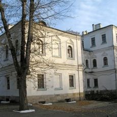 Служебный корпус у Передних ворот — южный жилой дом чиновников богадельни (Измайлово)