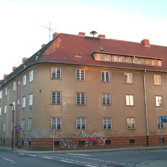 Wohnhauszeile, bildet mit Gerhart-Hauptmann-Straße 9 eine Wohnhauszeile Heinrich-Heine-Straße 7, 9, 9a