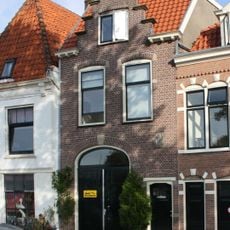 Het pand vanwege een gevelsteen met ridder in wapenrusting "In Den Iserman"