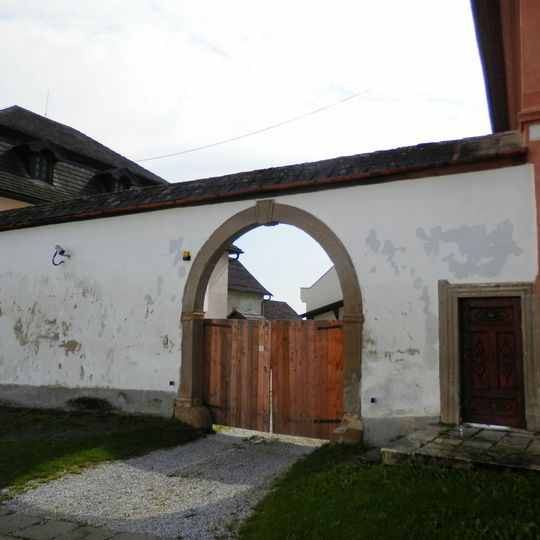 Cirkevný súd, prepoštstvo, múr ohradný s bránami