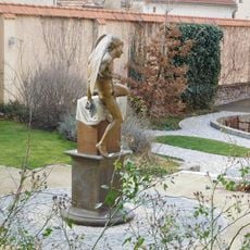 Socha u starého zámku ve Škvorci