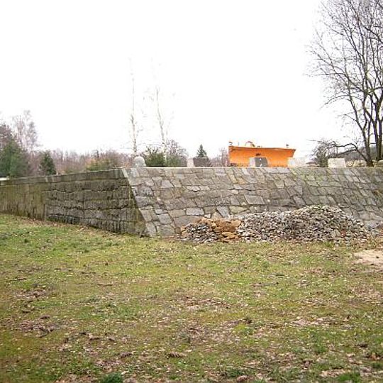 Zwei Brückenpfeiler der Schmalspurbahn und Verladerampe Löbauer Straße