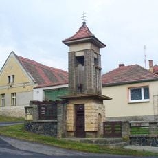 Zvonice na návsi v Pnětlukách