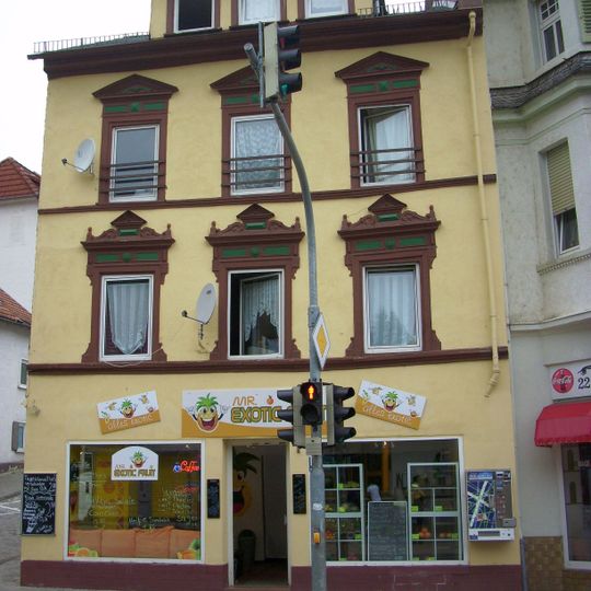 Dreigeschossiger, dreiachsiger Bau