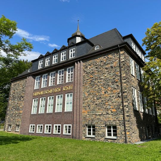 Schule sowie Sonnenuhr vor dem Internat Werdauer Straße 70