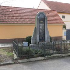 Pomník padlým na návsi v Křesíně