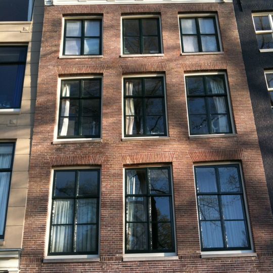 Huis met gevel onder rechte triglyfenlijst