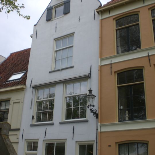 De drie gekroonde suikerbroden: huis met hoogopgaande gepleisterde tuitgevel, in een gebeeldhouwde gevelsteen gedateerd