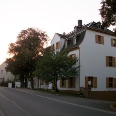 Einzeldenkmal der o. g. Sachgesamtheit: Herrenhaus und Rinderstall im rückwärtigen Anbau (Obergeschosse nicht) Dänkritzer Straße 30