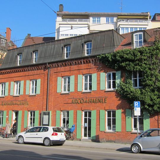 Block aus zwei kleinen Rohbacksteinhäusern