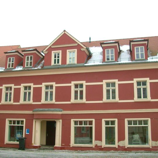 Wohnhaus, nach links in geschlossener Bebauung, mit Laden Senftenberger Straße 7