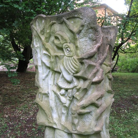 Plastika v Bílé Lhotě v arboretu