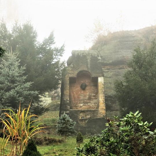 Skalní kaplička v zahradě domu 48 v Horním Prysku