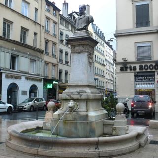 Monument fontaine à Jean-Pierre Pléney