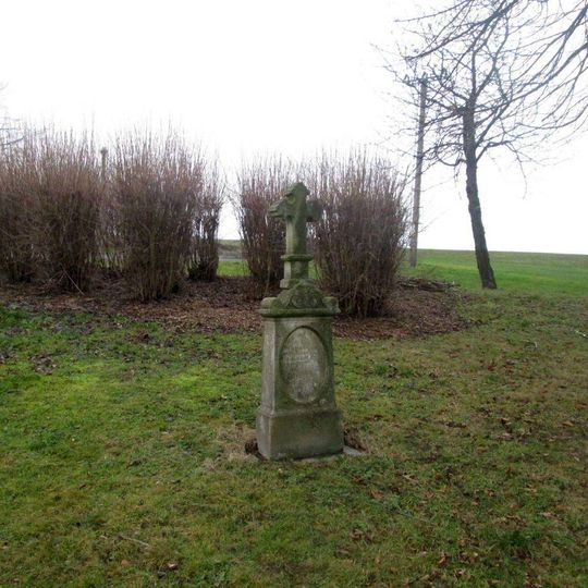 Kříž na návsi v Benešovicích