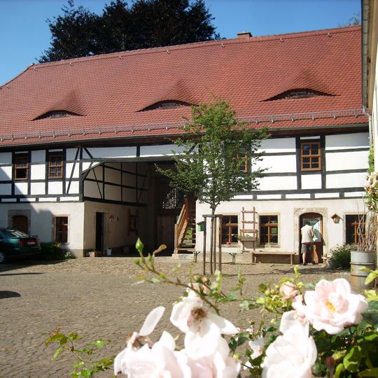 Wohnstallhaus, Torhaus, Scheune und Seitengebäude sowie Bauerngarten eines Vierseithofes Auterwitz 13