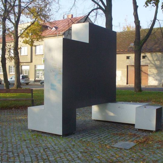 Plastika Dislokace čtverce na Husově náměstí v Kolíně