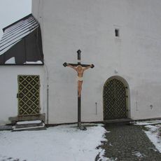 Dřevěný kříž před kostelem sv. Máří Magdalény v Červené Řečici