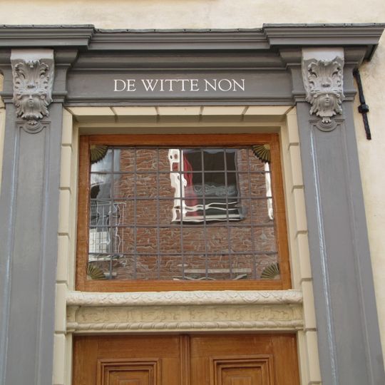 Woonhuis onder dwarskap met dakkapel