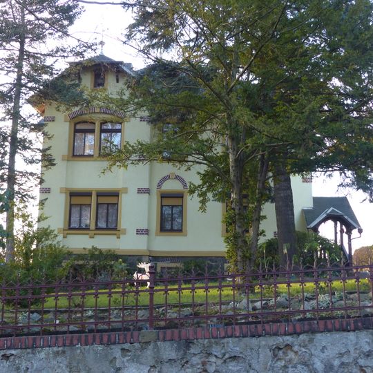 Mietvilla mit Torpfeilern, Stützmauer und Einfriedung sowie Vorgarten Nordstraße 5