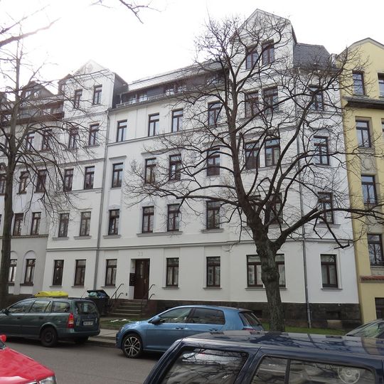 Mietshaus in geschlossener Bebauung mit Vorgarten Orthstraße 23