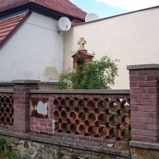 Kříž v zahradě za kostelem v Mladé Vožici